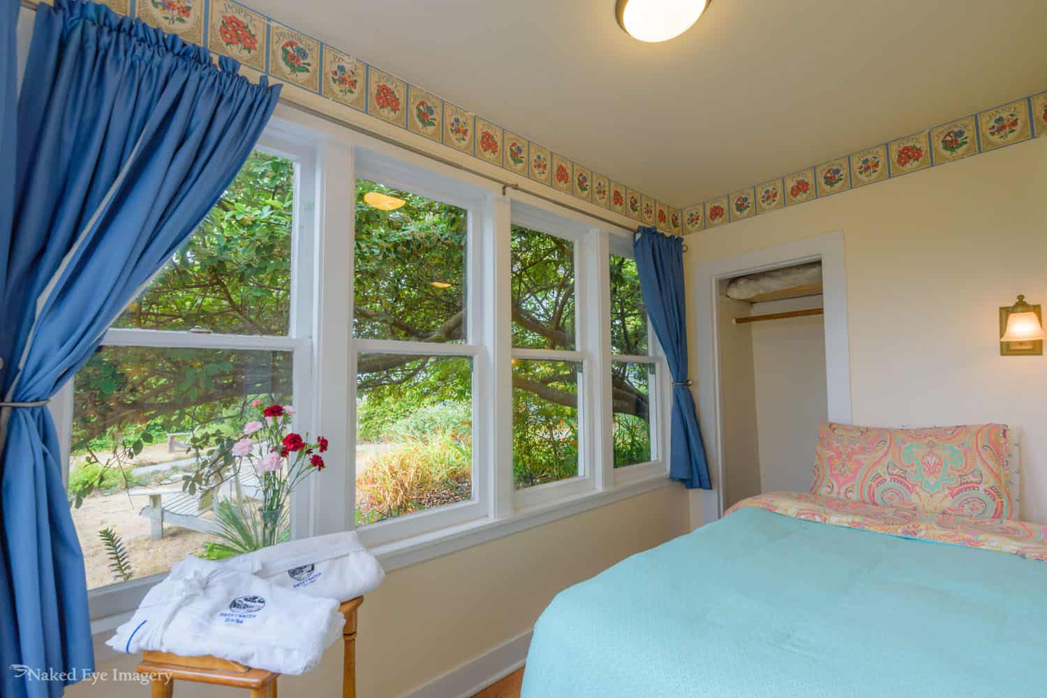 Country Suite - Bedroom with garden view