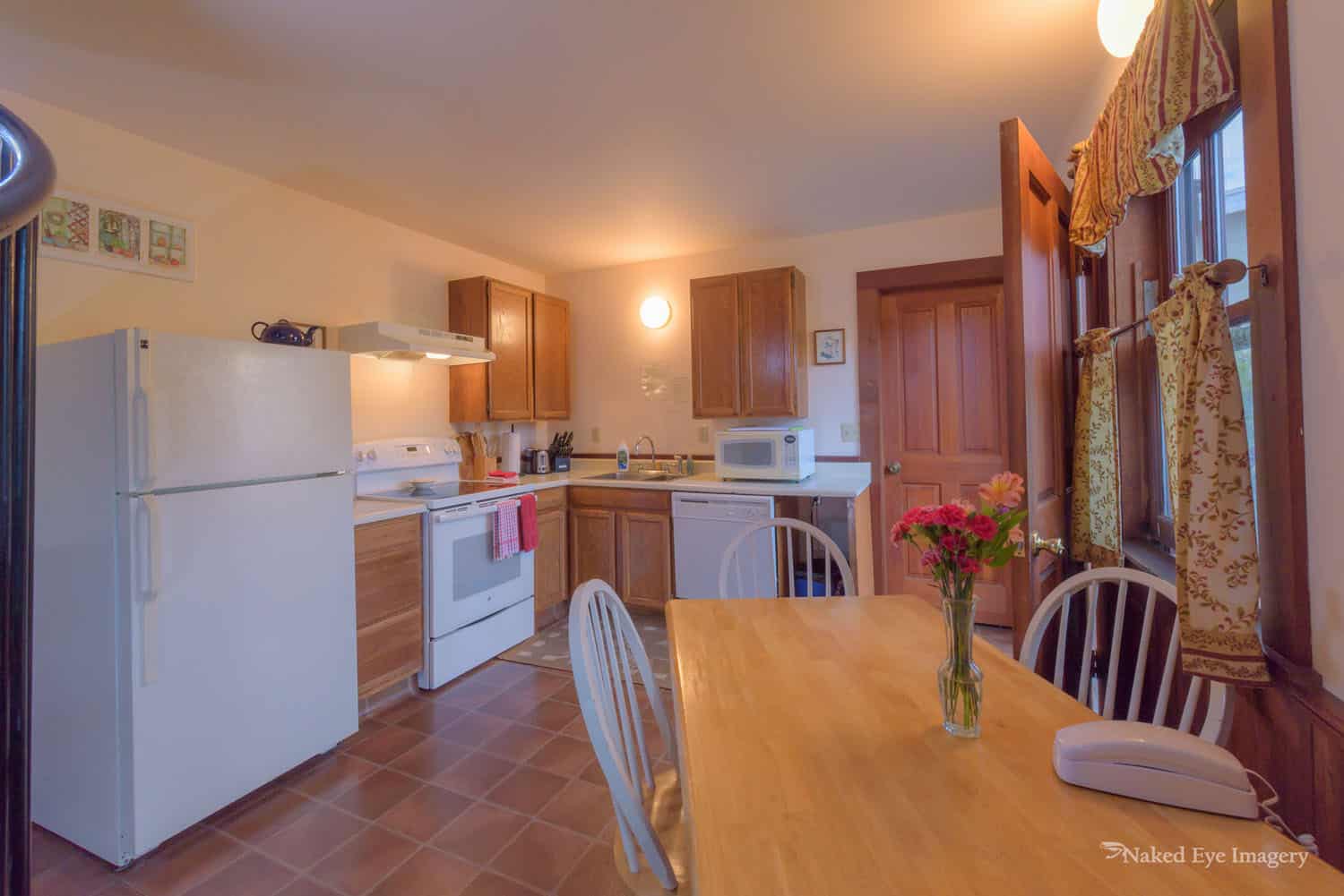 Redwood Tower - kitchen and dining area